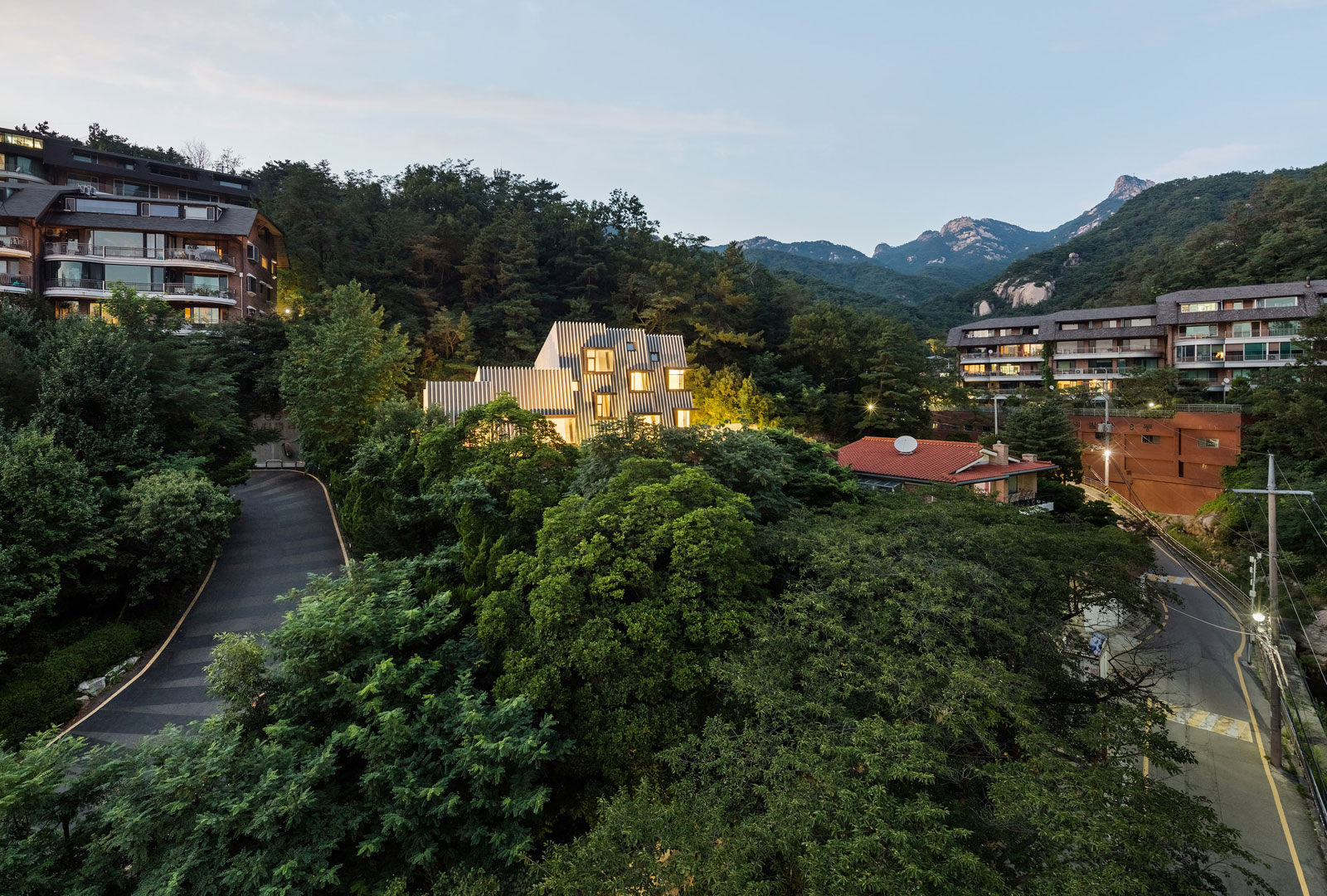 首尔独特山景住宅，现代设计与自然融合-45