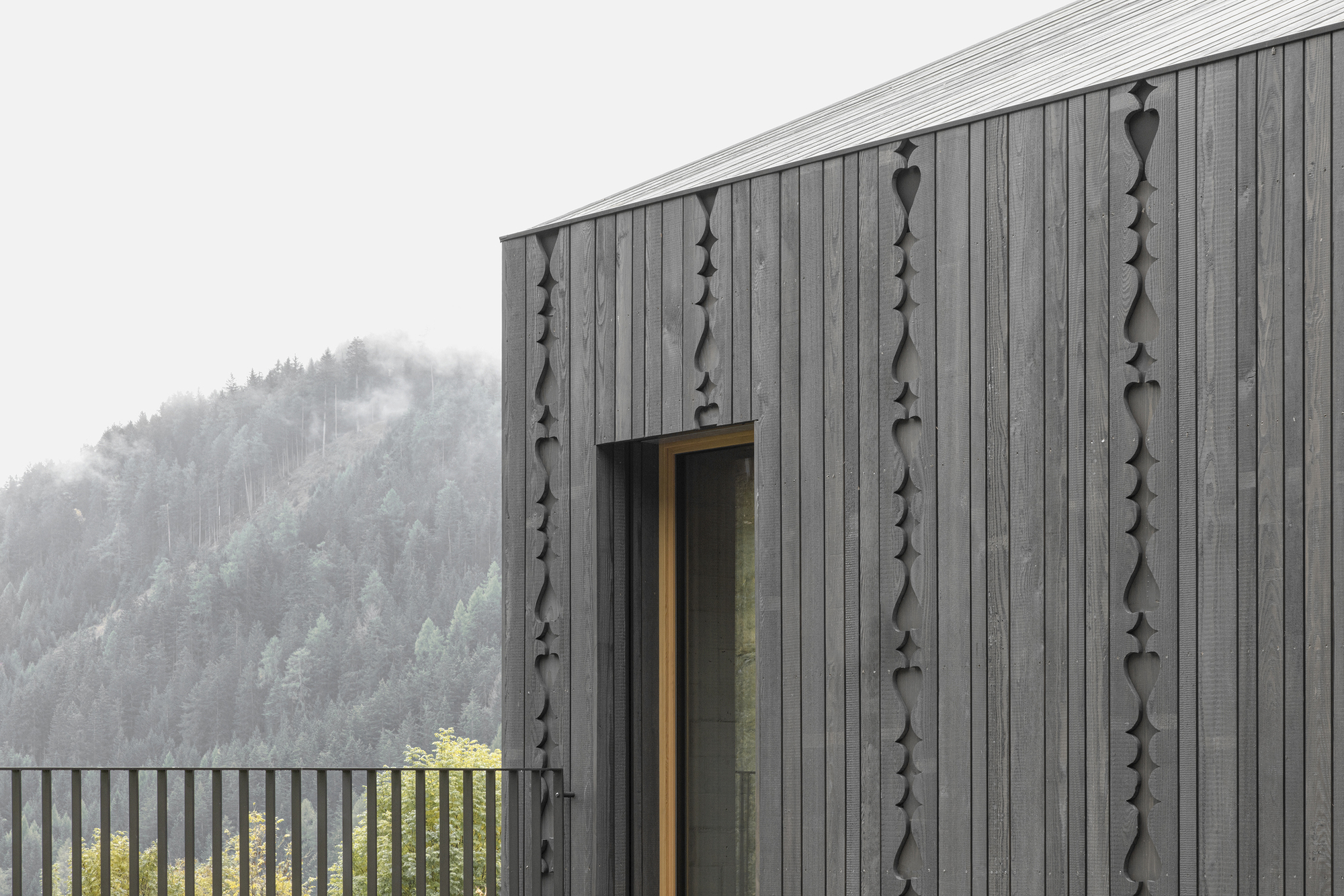 齐尔霍夫带客厅丨意大利丨NAEMAS Architekturkonzepte-34