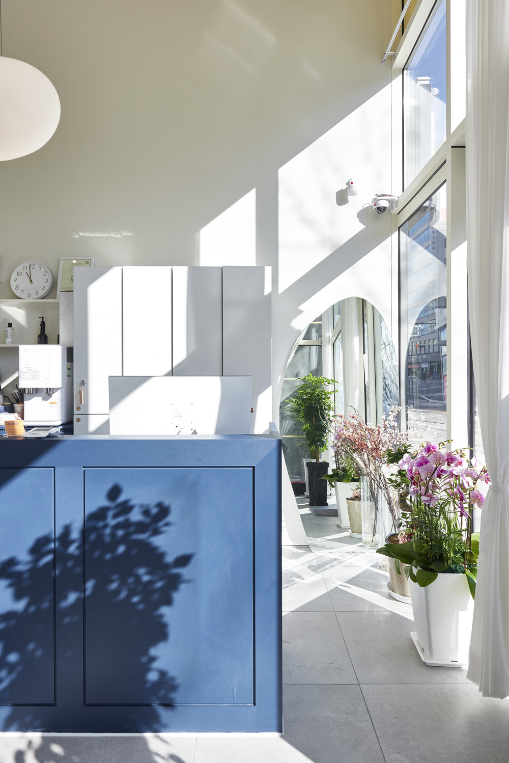 明亮舒适的 17 平米美容室，极简设计的典范-14