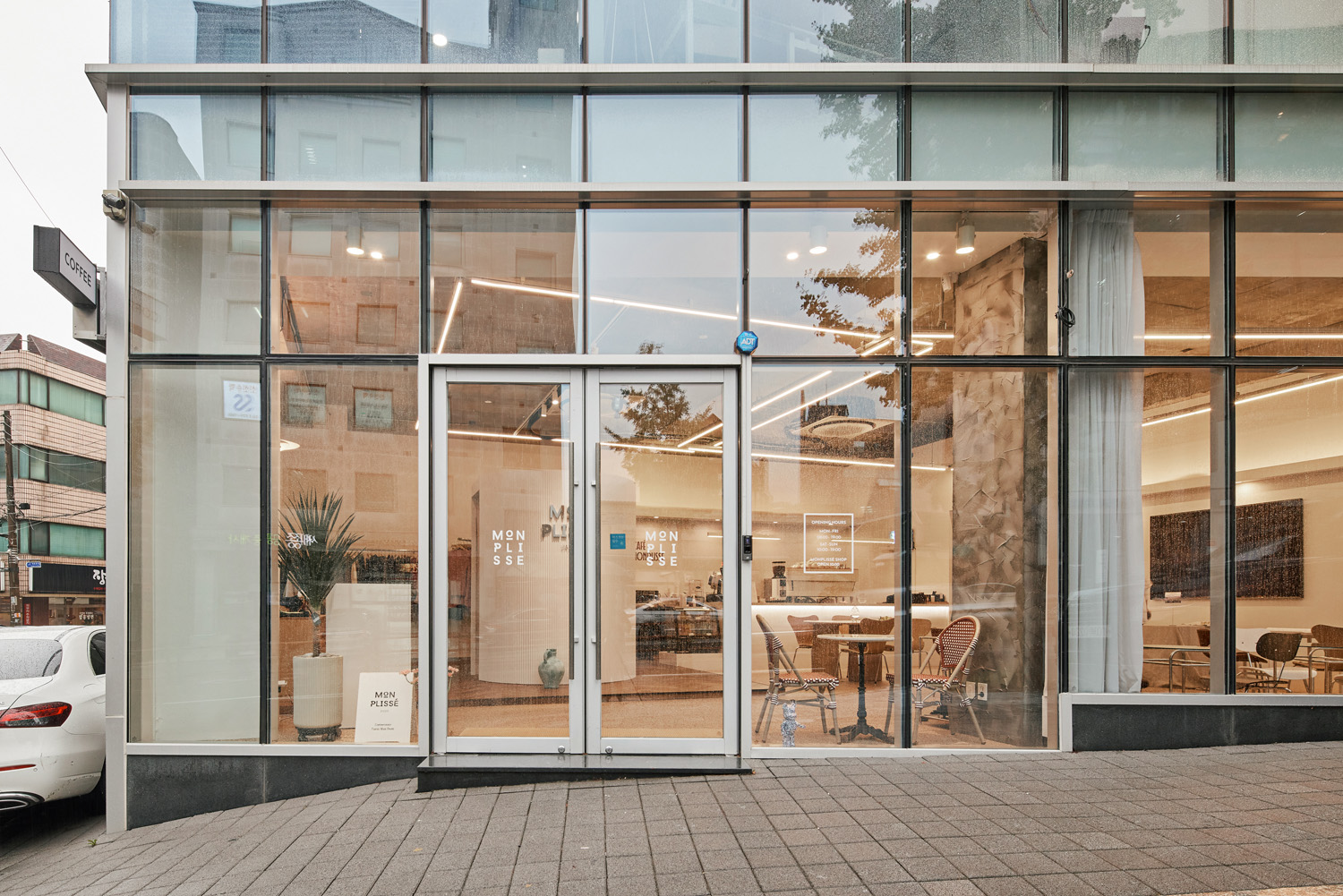 白色与木质，打造 20 平米极简服饰店的设计亮点-2