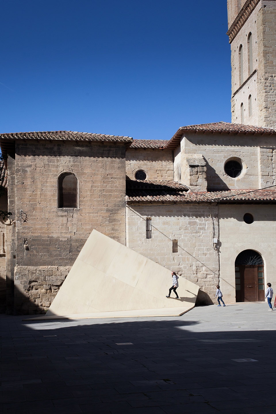 折叠薄板构筑共享空间——La Hoja 装置-13