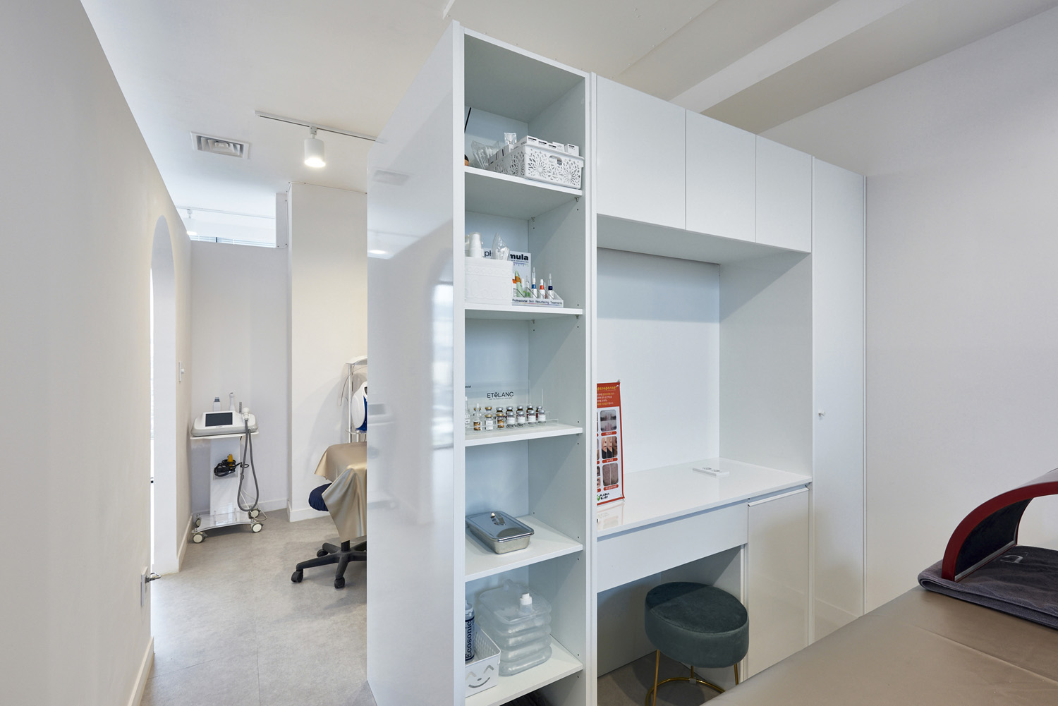 在输出标题时，可以参考以下几点 | 首先，尽量使用简洁明了的语言，直接反映案例的主题和设计特点；其次，可以尝试用一些生动有趣的词汇或短语，增加标题的吸引力；最后，如果案例中有知名的设计师或项目地点，也可以将其纳入标题中-10