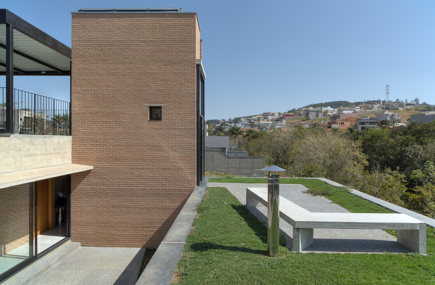 巴西 Centro Arquitetura APF House，融入自然的别墅设计-17