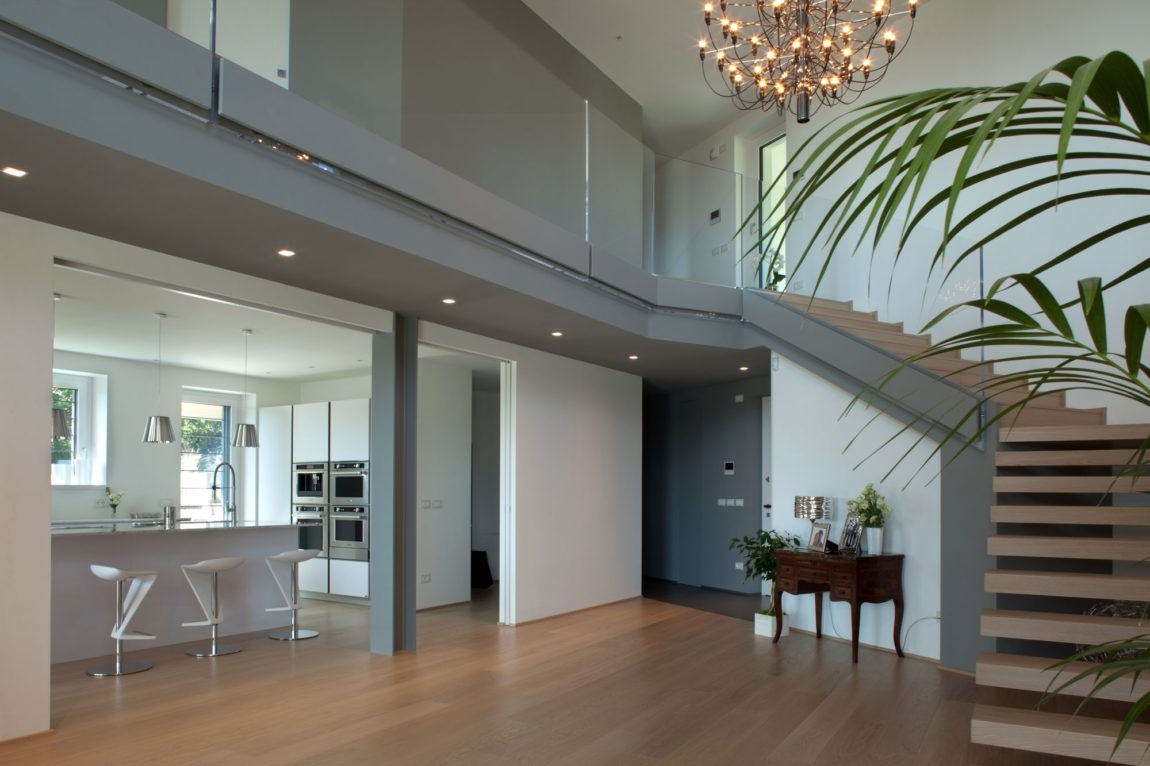 意大利乌迪内别墅现代改造,自然光与空间完美融合-10