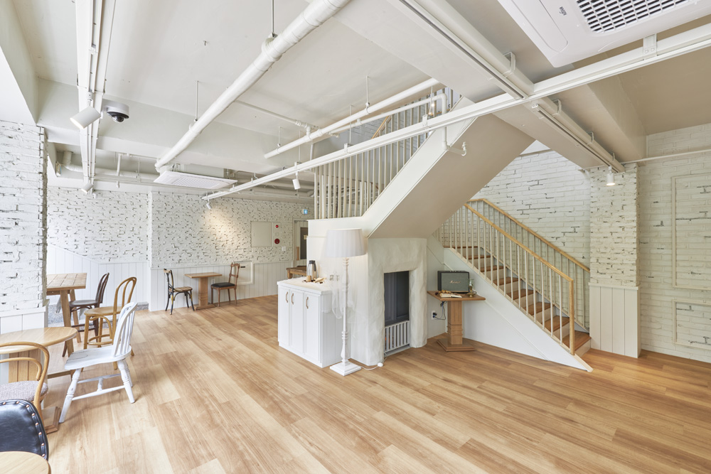 白色木纹打造舒适 50 平咖啡厅空间-15