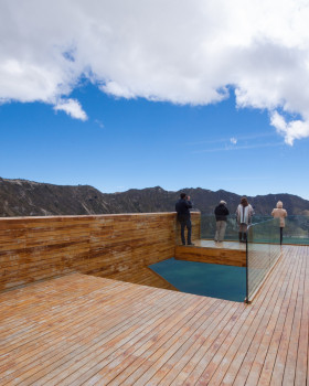 "飞"越火山湖 | Quilotoa Shalalá Overlook 的设计魅力