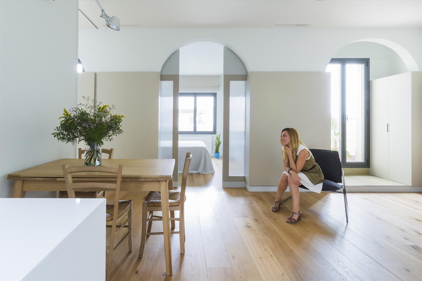 巴塞罗那工业风公寓设计,自然光与空间的完美融合-8