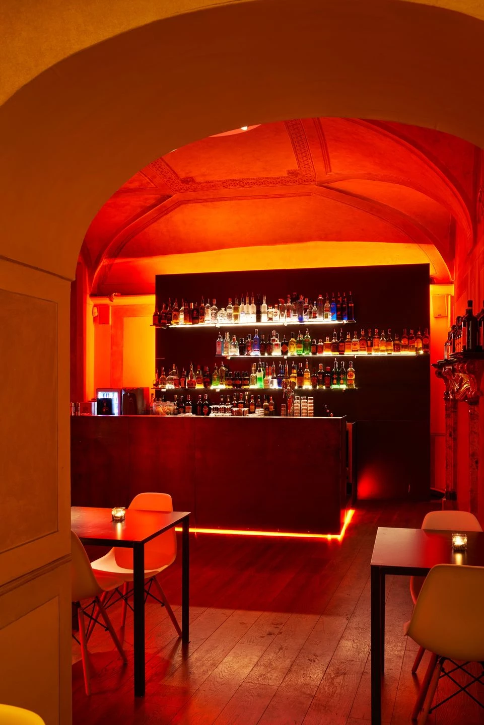 历史与现代交融的意大利酒吧餐厅设计-13