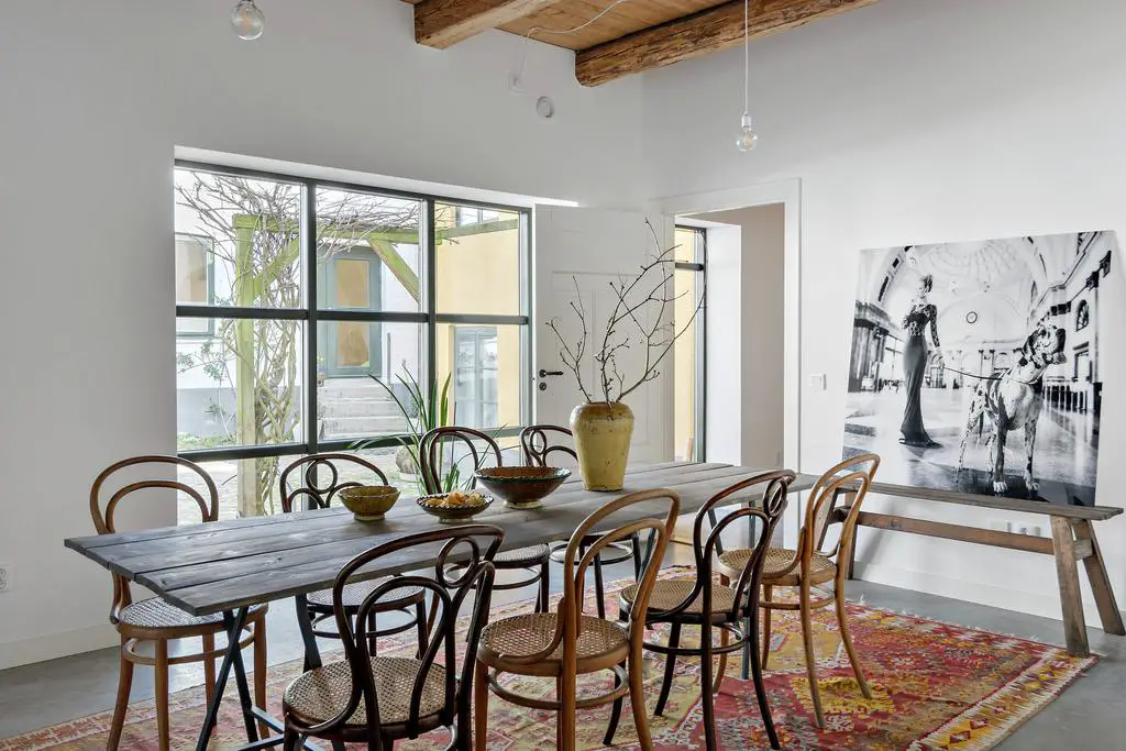 "瑞典 19 世纪古宅现代改造，工业风格窗户展现独特魅力"-2