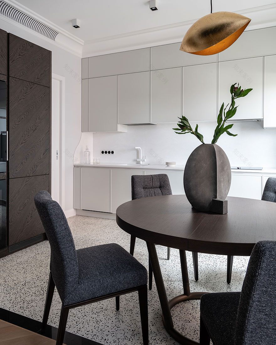 莫斯科现代经典公寓,大胆花墙纸成亮点-8