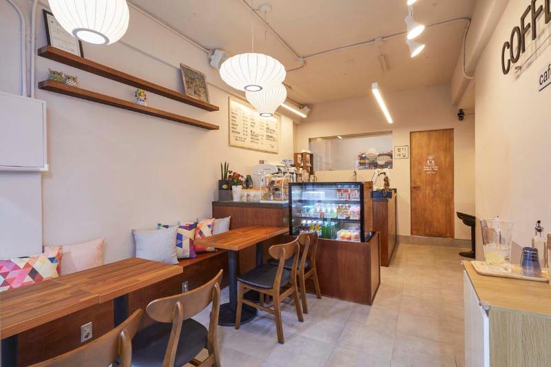 首尔 8 坪咖啡馆，极简工业风营造温馨空间-3