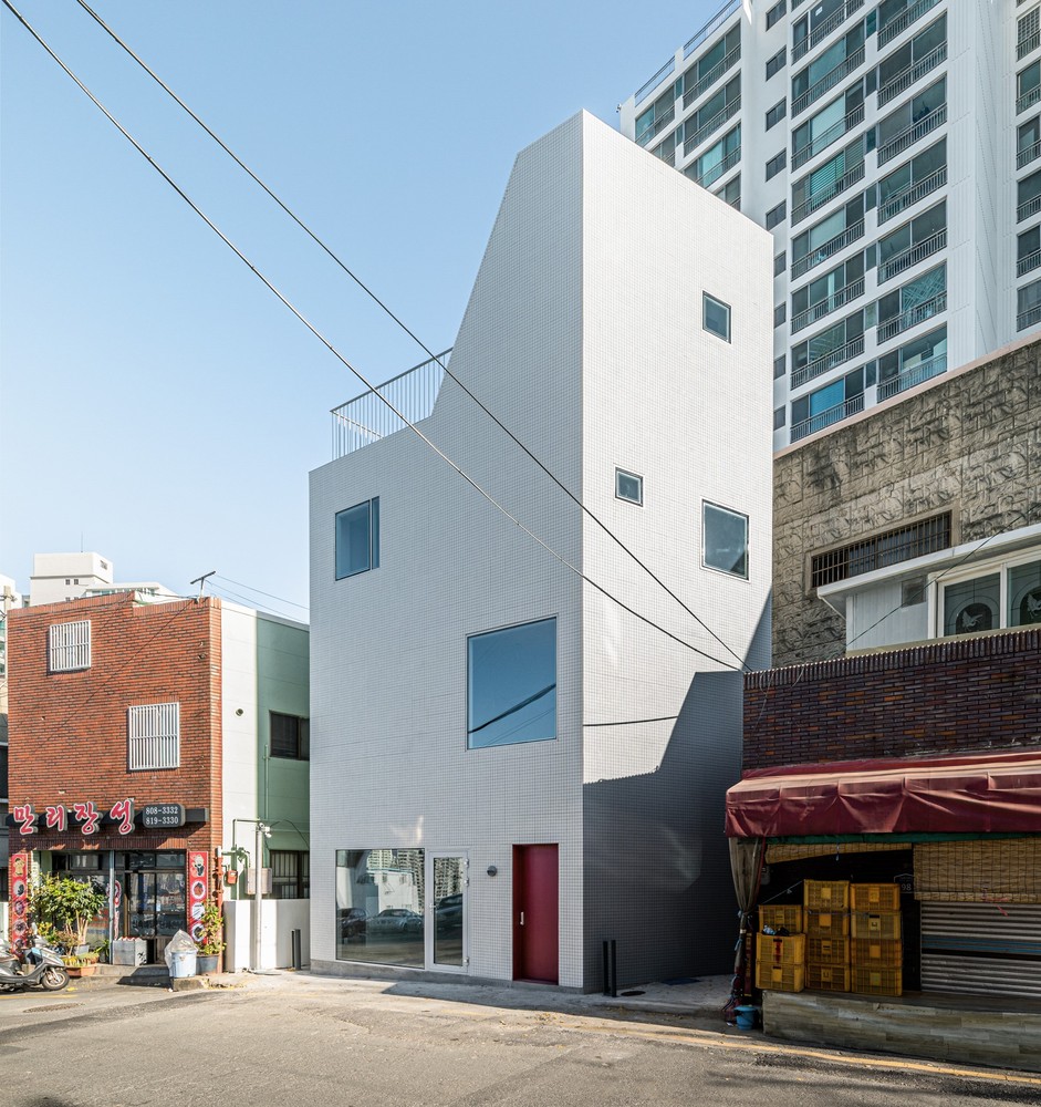 受限土地上的创意“大拇指”建筑-9