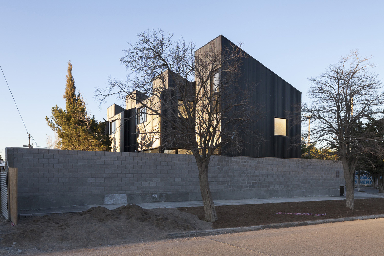 阿根廷城市广场上的黑色钢构住宅群-61