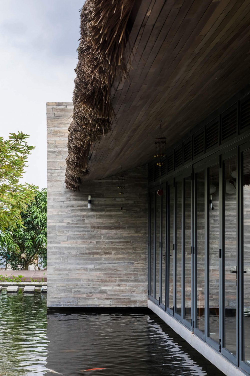 Am House · 越南带茅草屋顶的花园住宅-21