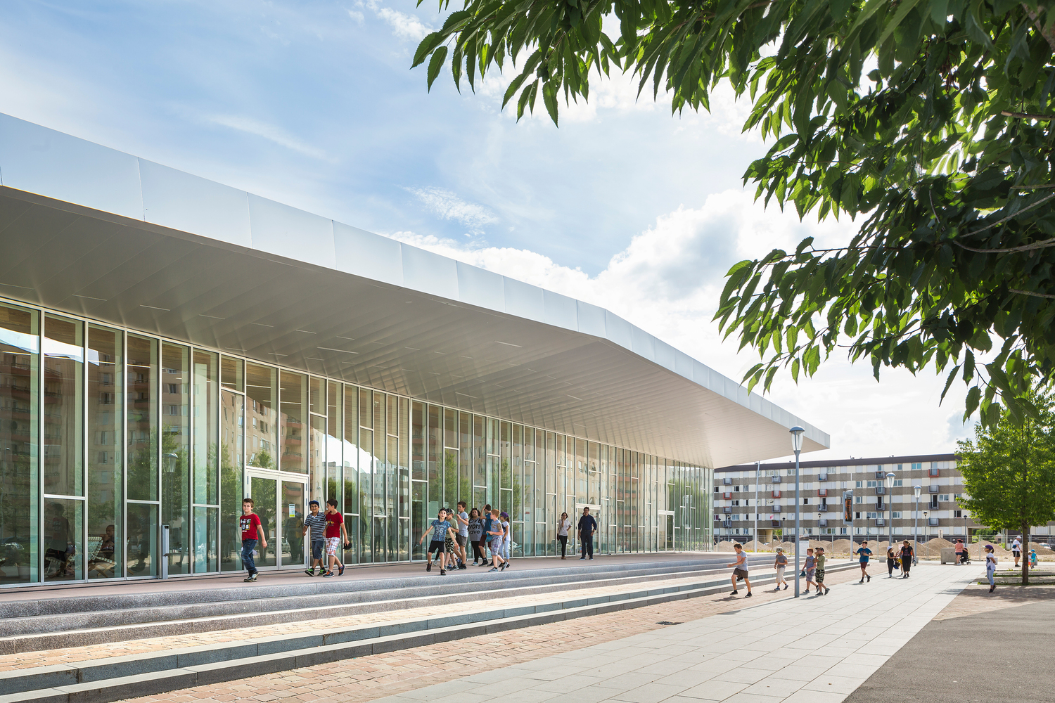 雕塑般的法国 Centre Le Lac 文化中心,打造多功能的社区聚集地-15