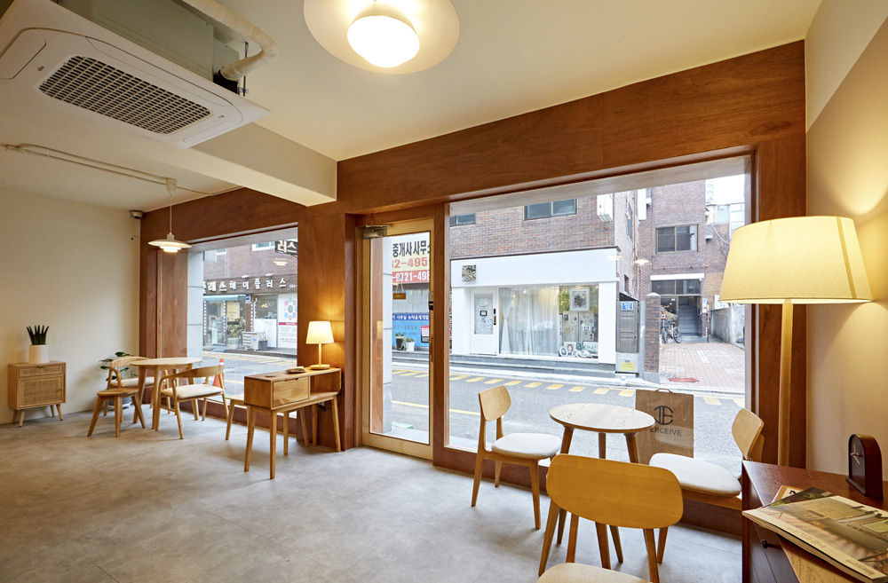 梦幻般的木质咖啡馆 | 13 平米的小空间大魅力-9