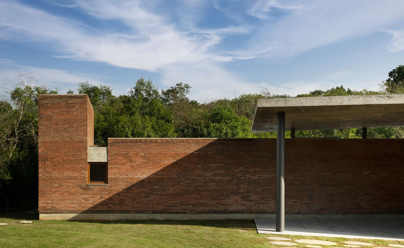 巴西环境保护区中的现代家庭住宅丨Trika Arquitetura-13