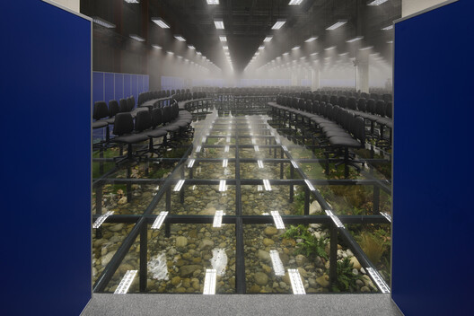 Prada 2024秋冬男装秀场设计丨AMO-37