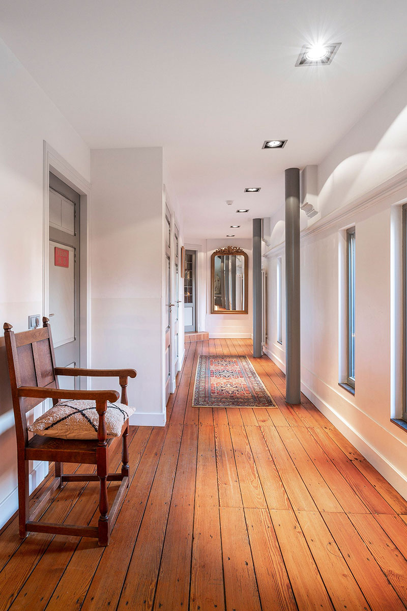 百年教堂变私人住宅，彩色玻璃与圣像的奇幻世界-24