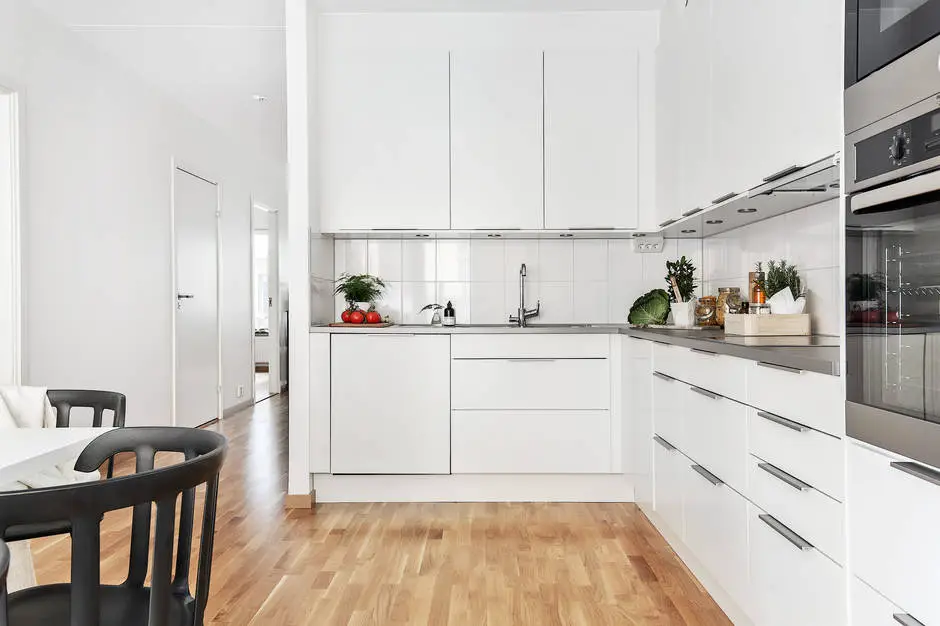 巧妙改造！衣架变客厅照片展示架-9