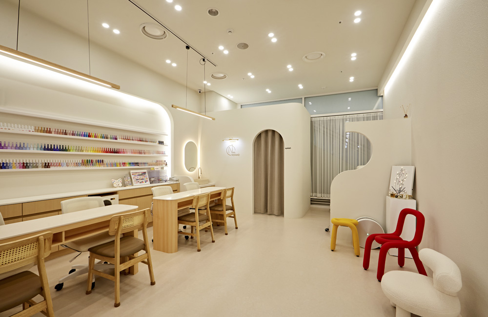 简约白色与原木质感的完美融合 | 10 坪小空间的艺术探索-3