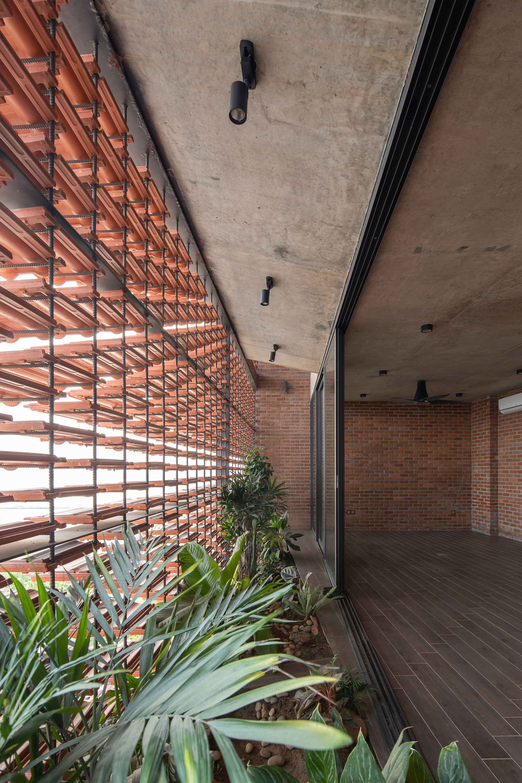 热带风情；热带律动（二者在不同语境中均可准确表意，若仅选一个，可根据具体语境选择热带风情） 丨越南河内丨H&P Architects-50