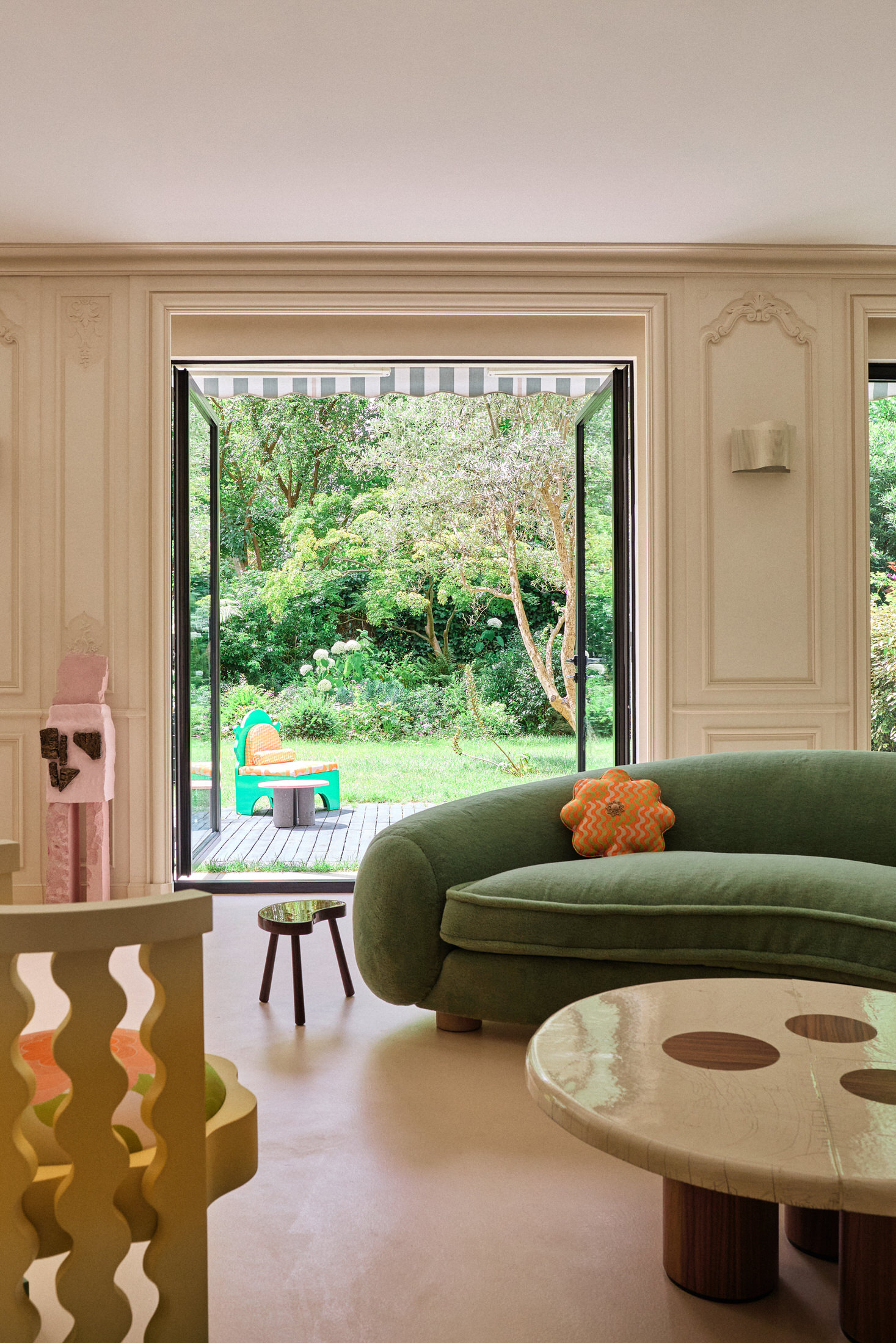 Parc-Side Perfection: Uchronia’s Garden-Embracing Apartment in Central Paris.-1