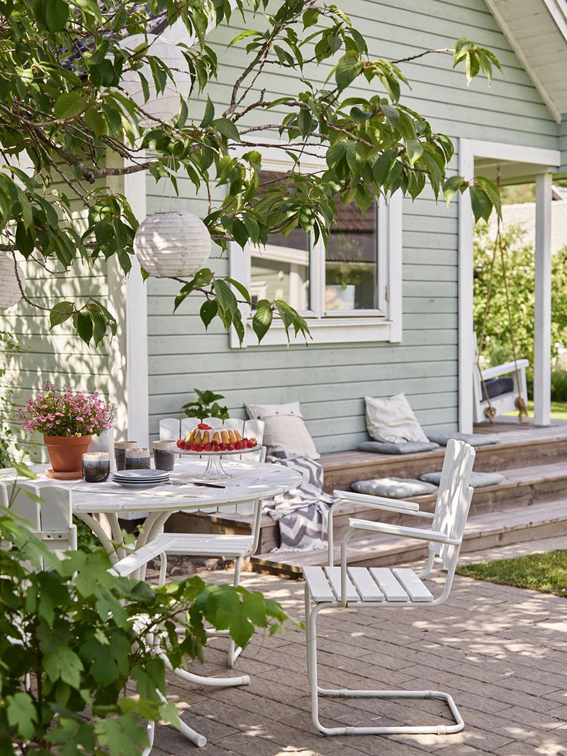 瑞典年轻家庭打造白色夏日小屋，自然与现代的完美融合-3