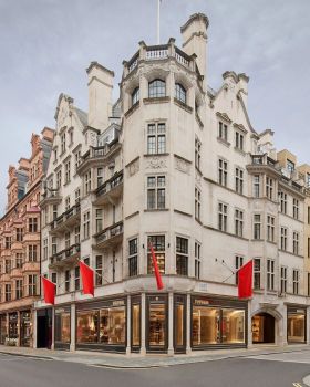 法拉利伦敦旗舰店，顶级汽车工艺跨界奢侈品零售_20260408