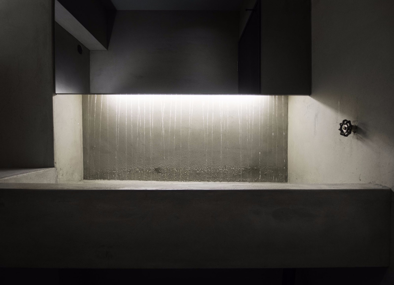 云邑设计打造工业风服装店 | 水泥地砖墙展现原始魅力-15