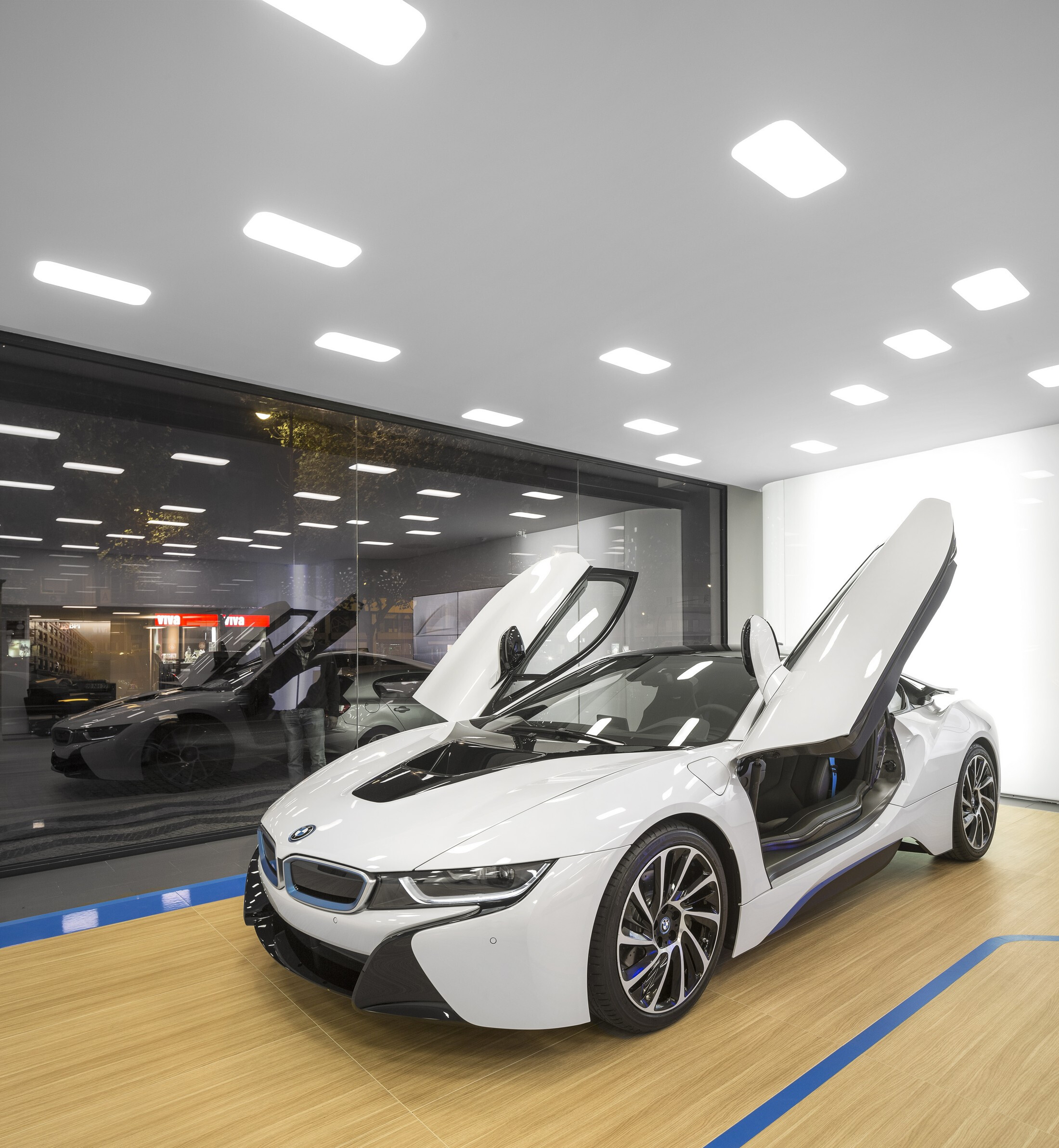 BMW i City Sales Outlet · 神秘动感白膜展示空间-12