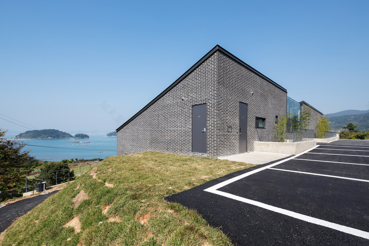 融入自然的简约咖啡馆-29