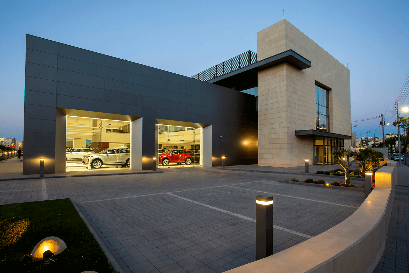 Tahhan and Bushnaq Architects 打造的现代豪华汽车展厅-10