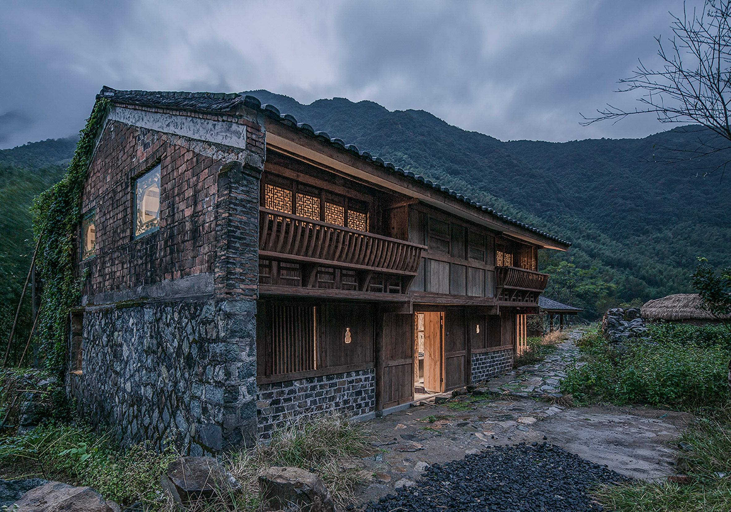 Wavy roof of Chinese guesthouse follows outline of surrounding mountains-3