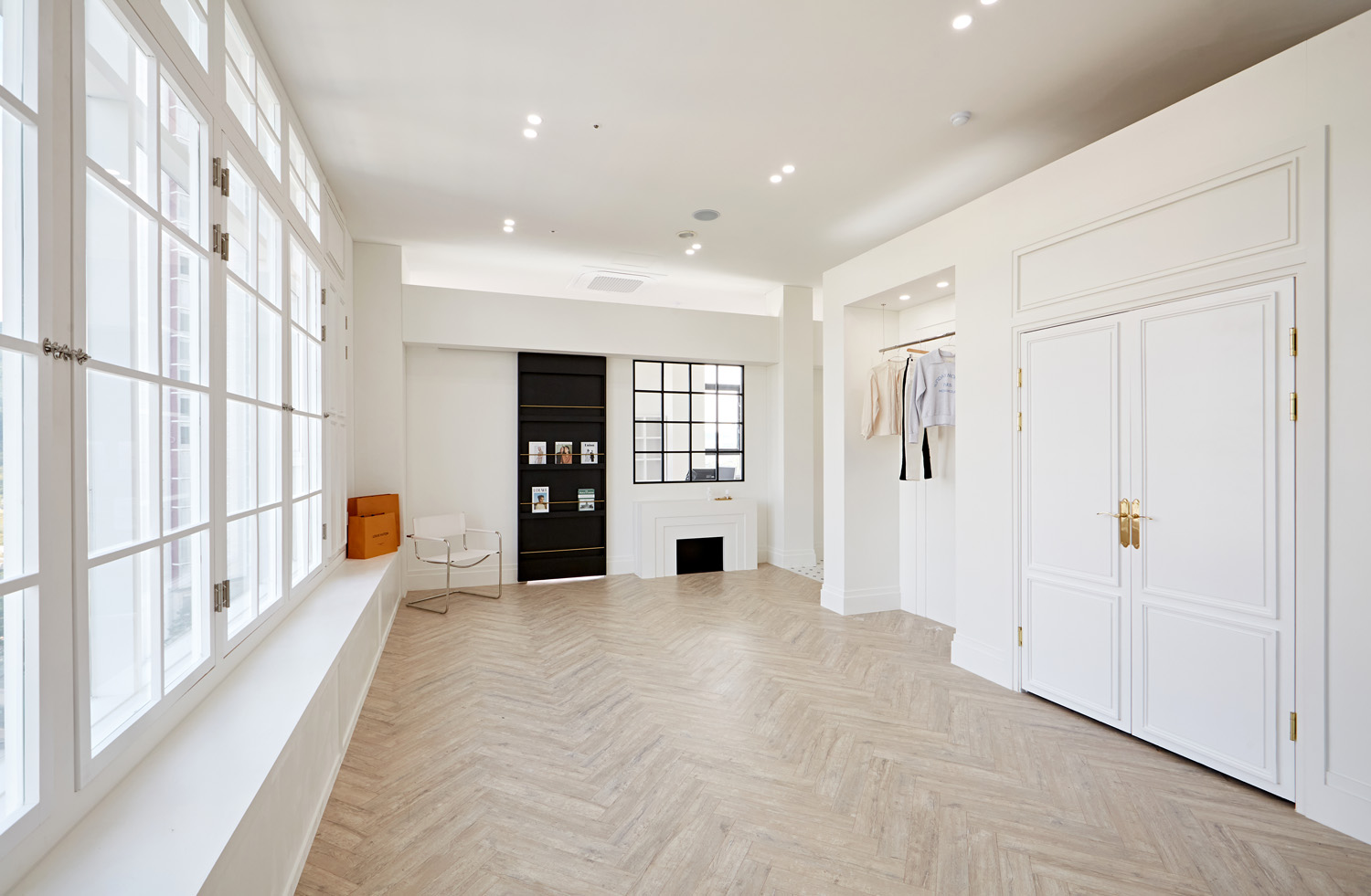 白色调办公空间，极简主义的完美诠释-3