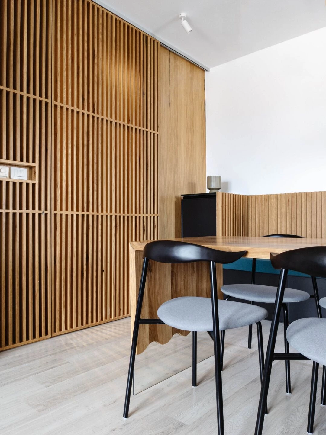 逃离现实的黑色厨房·Rozë 公寓丨普里什蒂纳-31