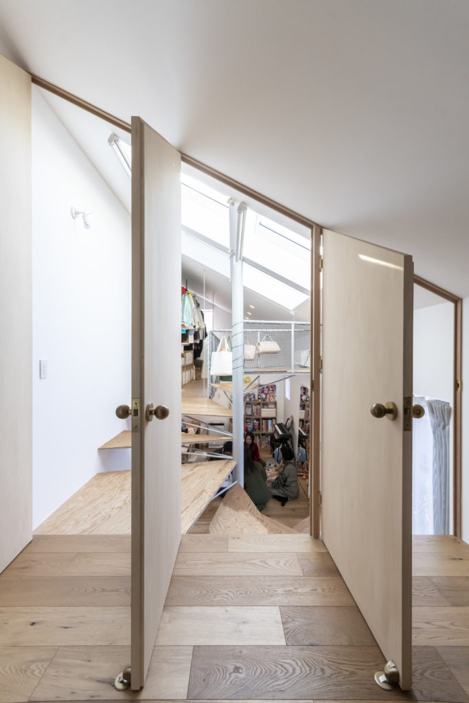 真ん中に螺旋階段のある家中庭のような階段を中心に明るく広く暮らす | Architecture | 100%LiFE-8