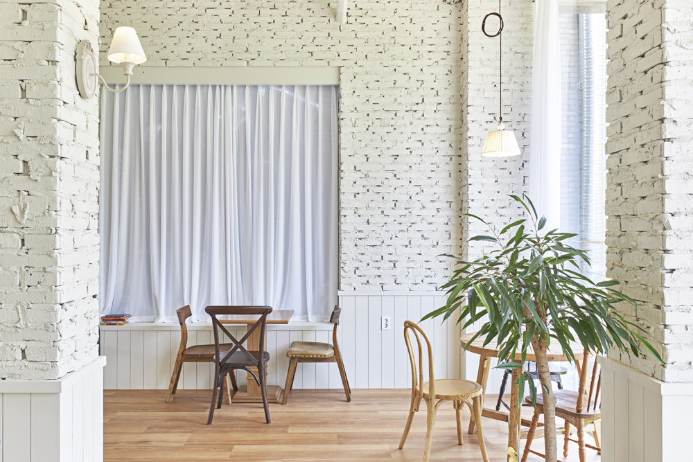 白色木纹打造舒适 50 平咖啡厅空间-24