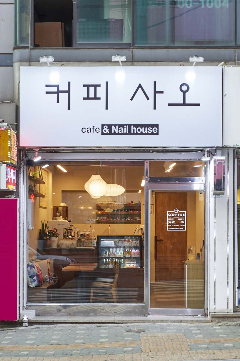 首尔 8 坪咖啡馆，极简工业风营造温馨空间-11