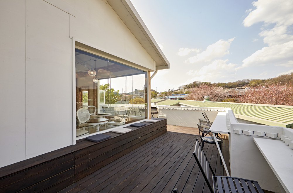 "白色与木纹的和谐交融 | 50 平米的现代咖啡厅设计"-17