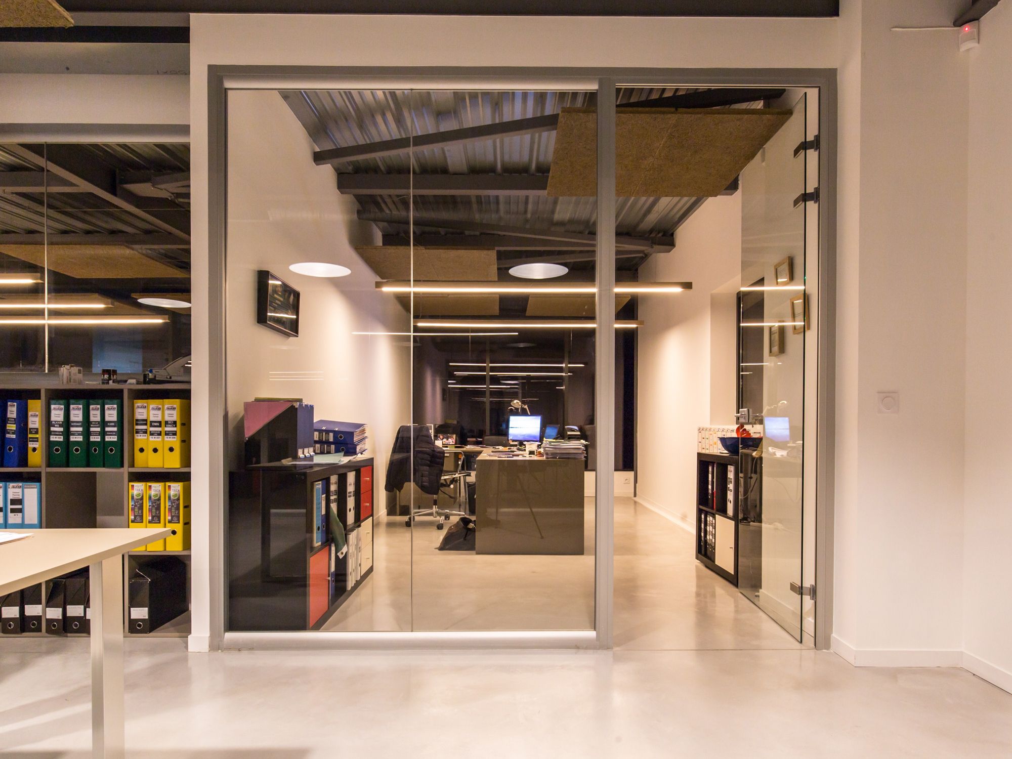 打破对称的金属网格办公楼-16