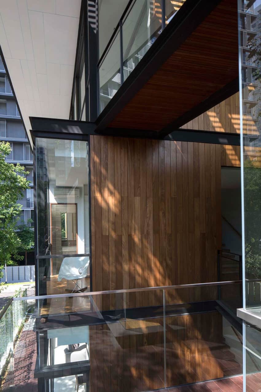 A Home With Emphasis on the Relation Between the Indoors and the Outdoors in Singapore-2