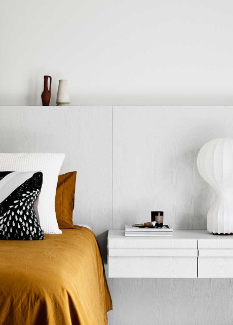 金色的;金黄色的;金的;金制的-76