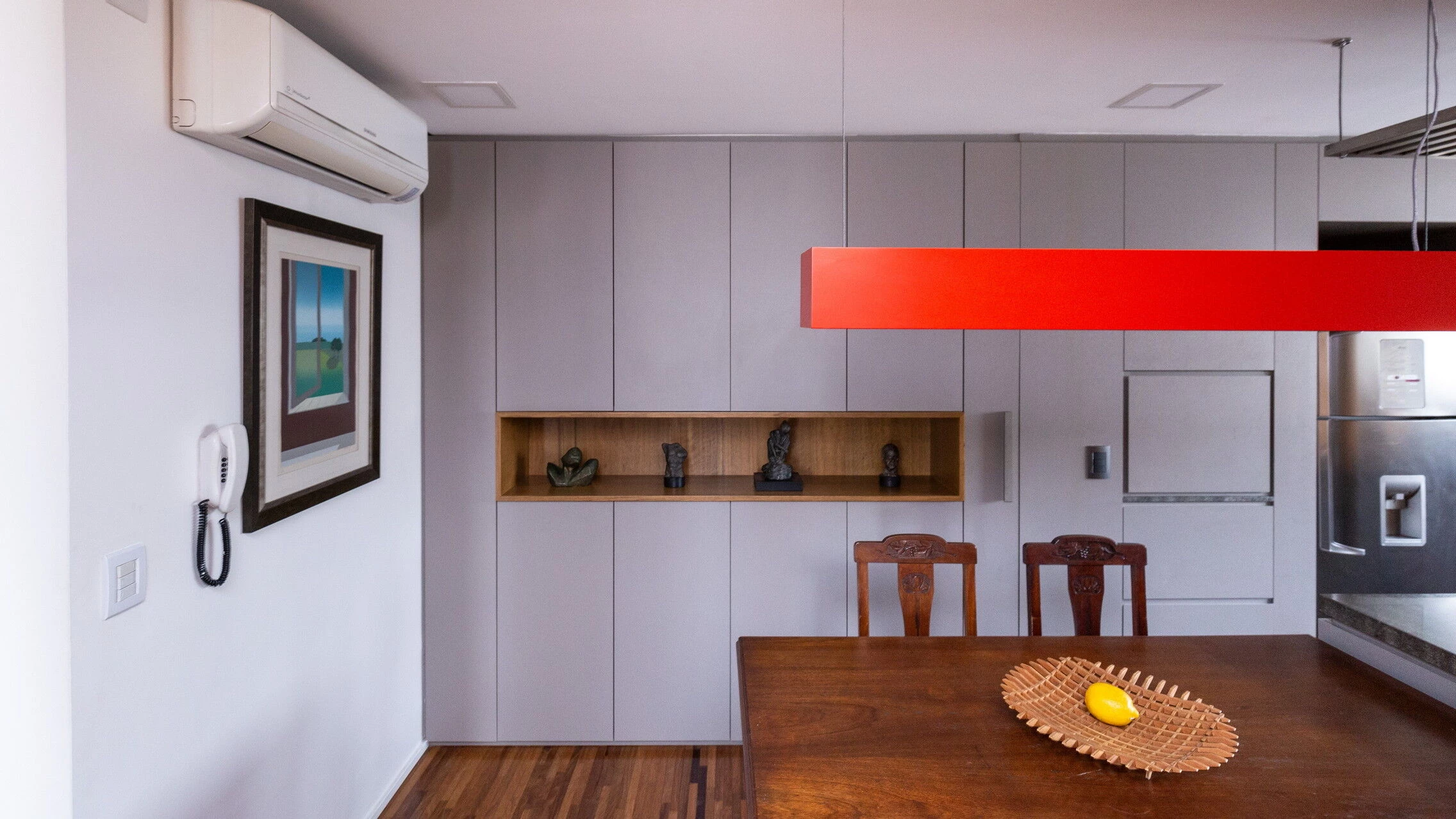 自然材料与多功能隔墙打造 85 平米公寓-27