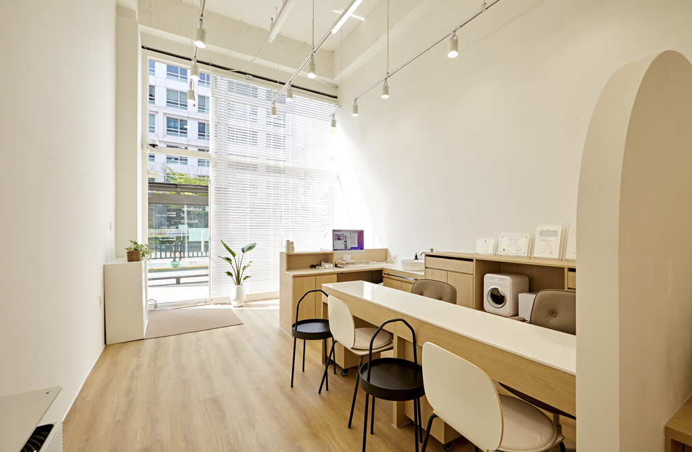 白色与木质 | 10 平米小卧室的极简设计-6