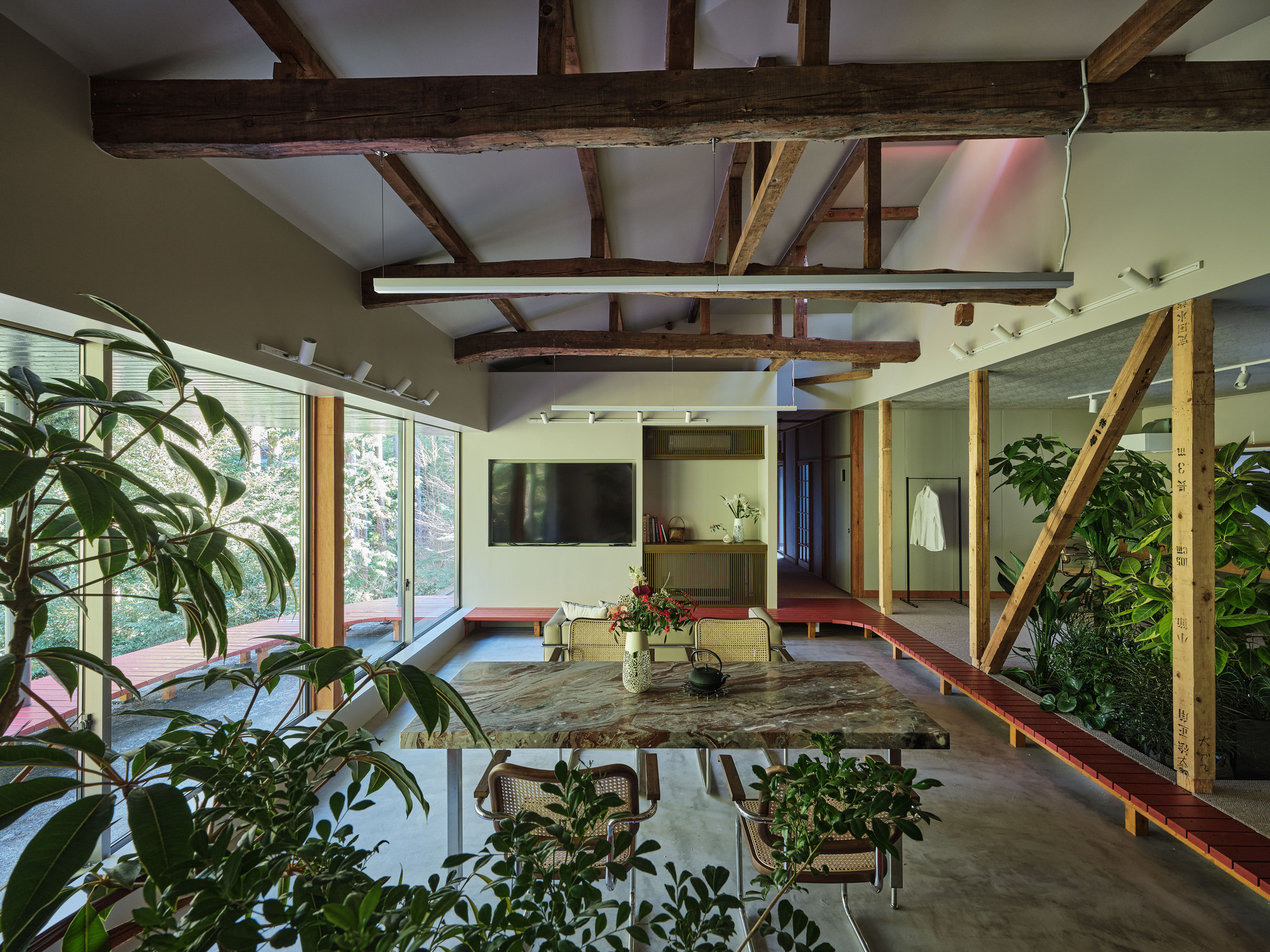 二之平的缘侧（注：缘侧是日本传统建筑中房屋与庭院之间有屋檐的走廊空间） 丨日本神奈川丨HAMS and,Studio-31