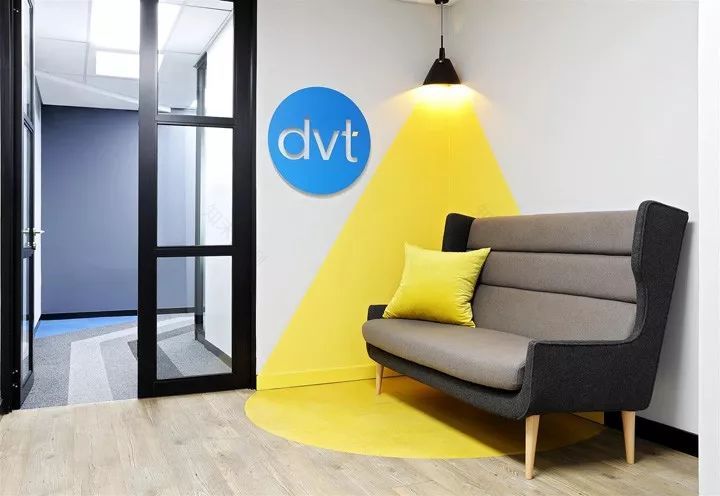 南非约翰内斯堡 Dynamic Technologies 办公室设计 | 活力四溢的多彩空间-10