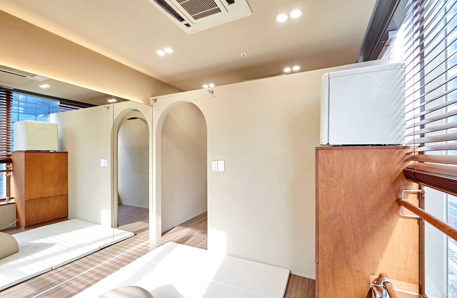 白色与木质的和谐共处，打造舒适 6 星级运动中心-8