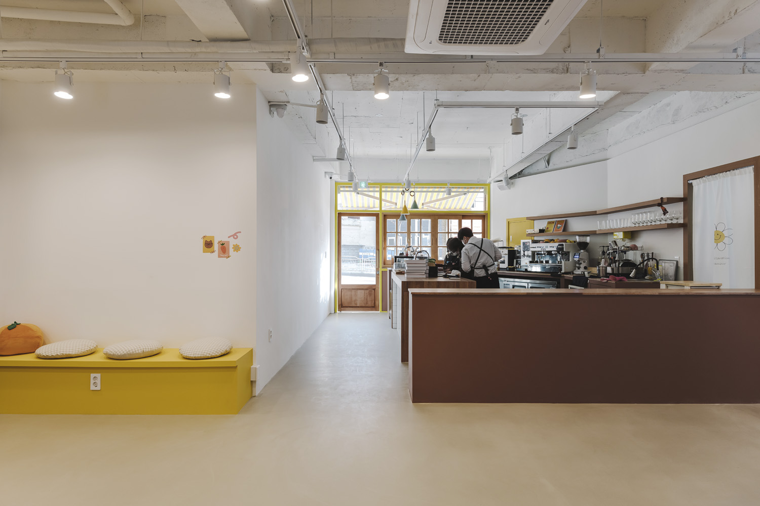 黄色亮点可爱风，20 平米甜品咖啡厅设计成本-4