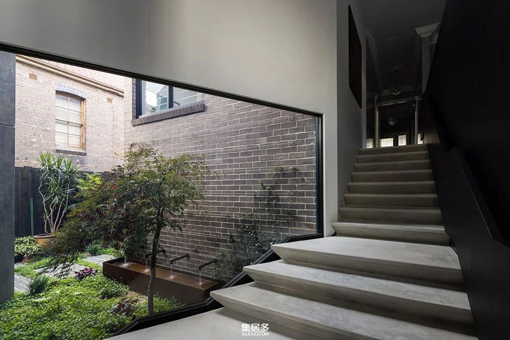 拥有独特屋顶和壮观黑色厨房的悉尼豪宅-11